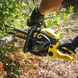 Motosierra Garland cortando tronco