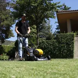 Hombre con cortacésped Garland Apache Keeper 40V