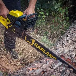 Motosierra Garland Indiana 8 cortando tronco