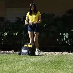 Mujer con cortacésped Garland Grass Keeper 40V